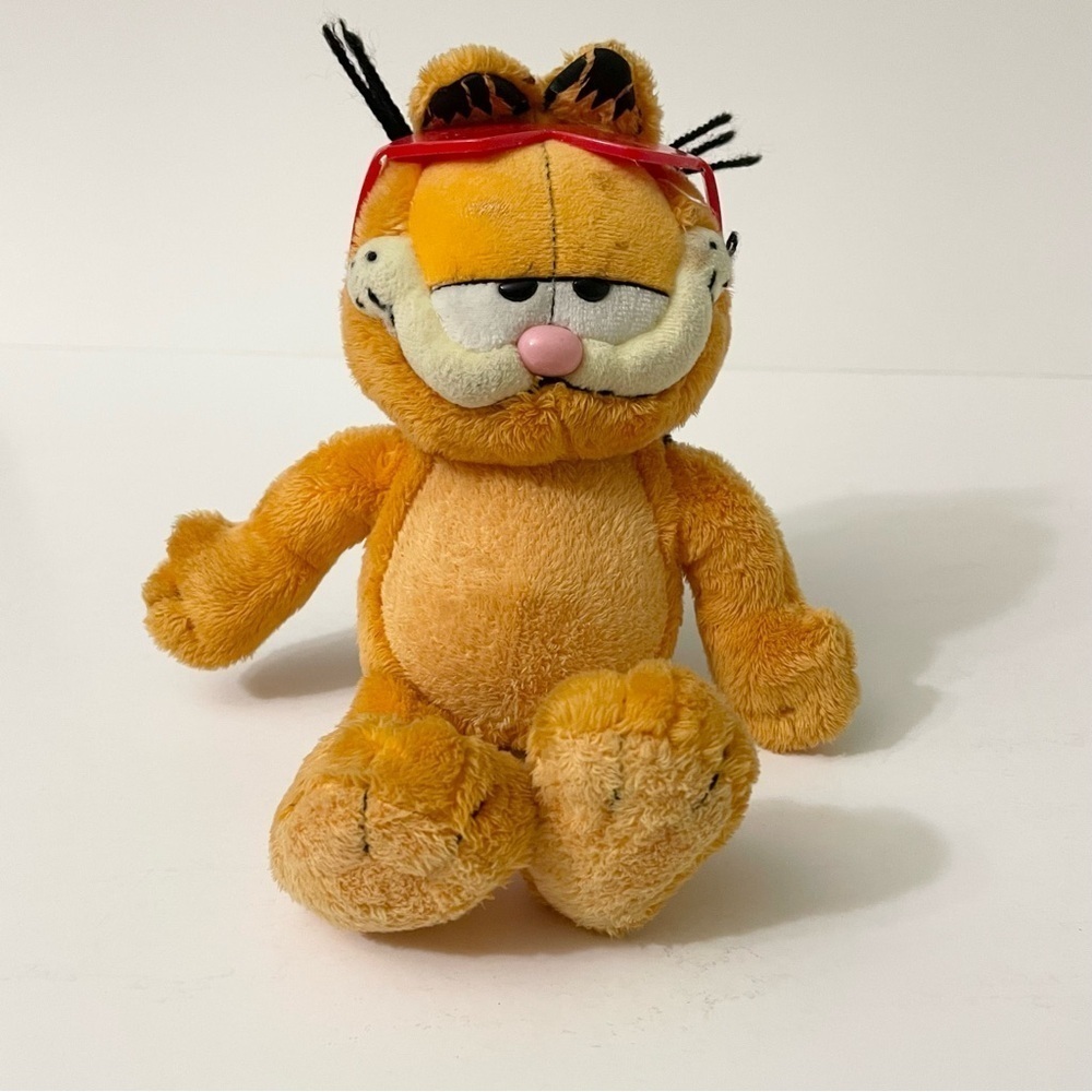 2005 TY Beanie Baby Happy Valentines Day Garfield Plush Cat
